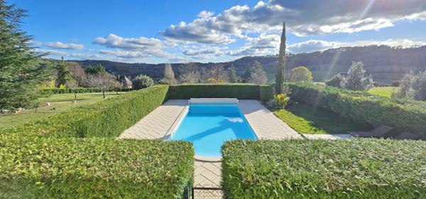 Maison de 170 m² avec piscine sur un magnifique terrain arboré de 5000 m² avec une vue panoramique sur la vallée.