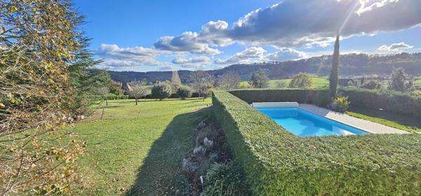 Maison de 170 m² avec piscine sur un magnifique terrain arboré de 5000 m² avec une vue panoramique sur la vallée.