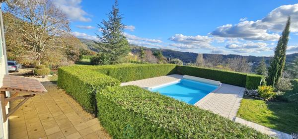Maison de 170 m² avec piscine sur un magnifique terrain arboré de 5000 m² avec une vue panoramique sur la vallée.
