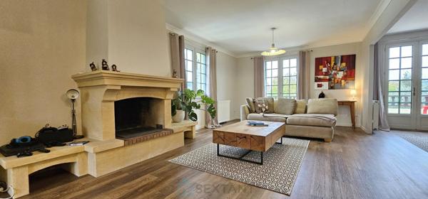 Maison de 170 m² avec piscine sur un magnifique terrain arboré de 5000 m² avec une vue panoramique sur la vallée.