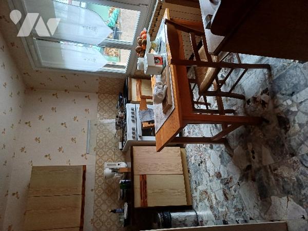 A CAMIERS, une maison d'habitation avec garage et terrain.