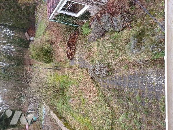 A CAMIERS, une maison d'habitation avec garage et terrain.