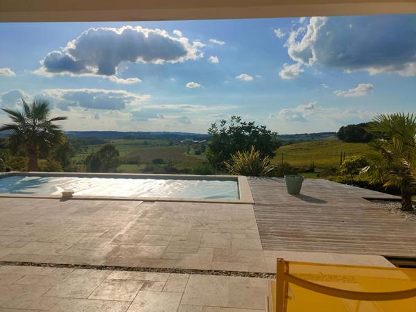 **A 15 minutes de Bergerac ? Maison avec belle vue degagee et piscine**