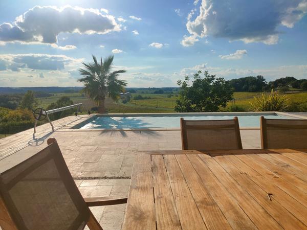 **A 15 minutes de Bergerac ? Maison avec belle vue degagee et piscine**