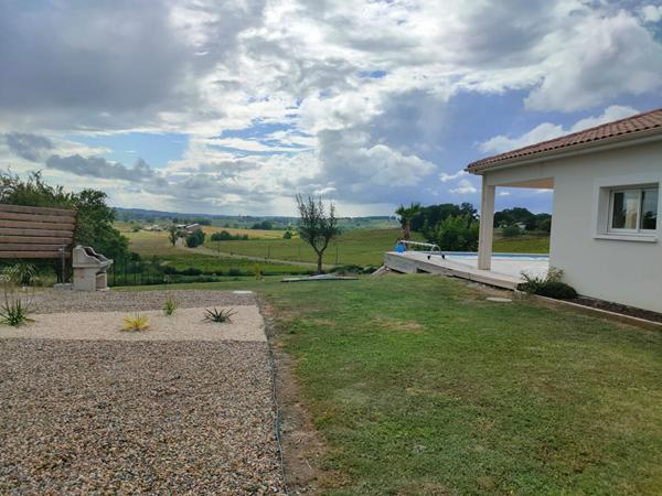 **A 15 minutes de Bergerac ? Maison avec belle vue degagee et piscine**