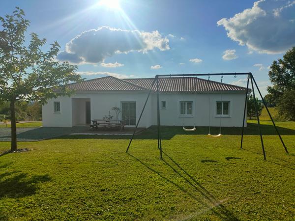 **A 15 minutes de Bergerac ? Maison avec belle vue degagee et piscine**