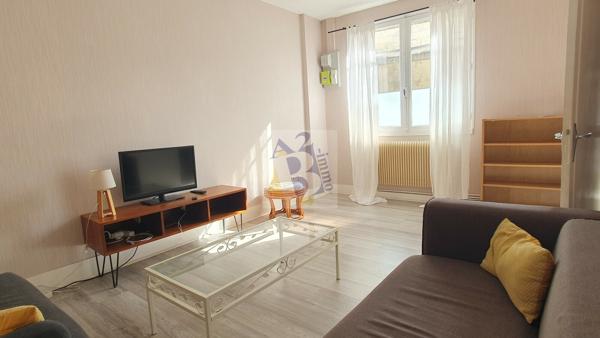 Location maison de ville Angouleme (16000), 74.00m² avec 3 pièce(s) dont 2 chambre(s). Agence Allard Brimeaud