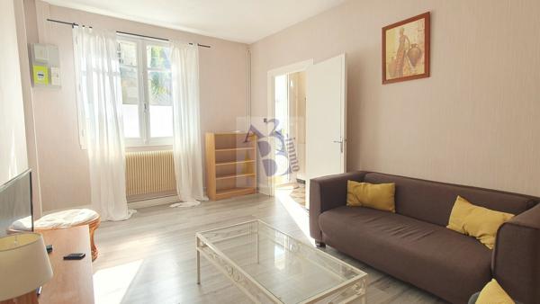 Location maison de ville Angouleme (16000), 74.00m² avec 3 pièce(s) dont 2 chambre(s). Agence Allard Brimeaud