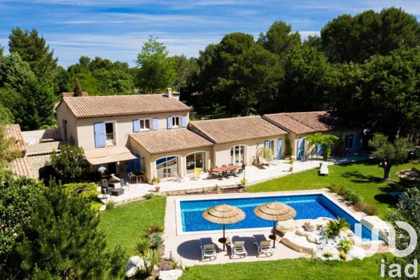 Maison traditionnelle 11 pièces de 322 m² à Saint-Cannat (13760)