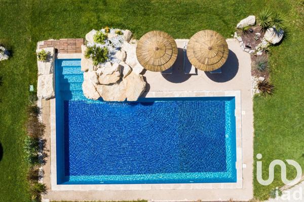 Maison traditionnelle 11 pièces de 322 m² à Saint-Cannat (13760)