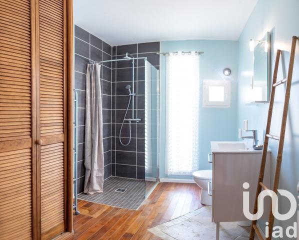 Maison traditionnelle 11 pièces de 322 m² à Saint-Cannat (13760)