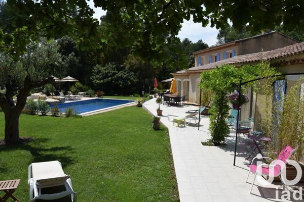 Maison traditionnelle 11 pièces de 322 m² à Saint-Cannat (13760)