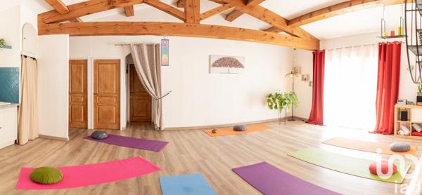 Maison traditionnelle 11 pièces de 322 m² à Saint-Cannat (13760)