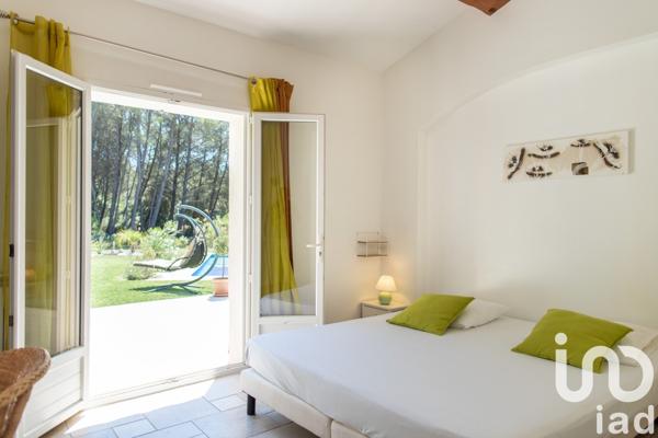 Maison traditionnelle 11 pièces de 322 m² à Saint-Cannat (13760)