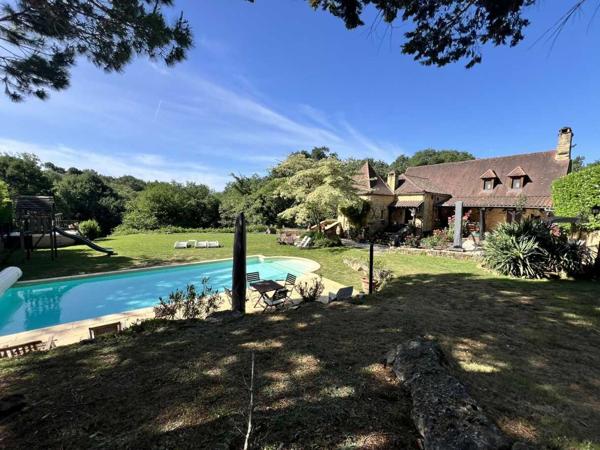 Maison ancienne - Belves PROPRIÉTÉ TRADITIONNELLE EN PIERRE CHARMANTE COMPRENANT MAISON PRINCIPALE, MAISON D'HÔTES, UN APPARTEMENT, PISCINE, JARDINS LUXURIANTS ET BELLES VUES SUR LE BOIS SUR 1,25 HA (3 Acres) PF90323