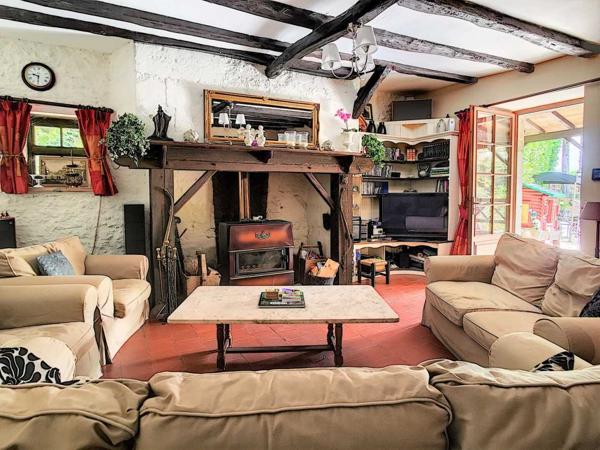 Maison ancienne - Belves PROPRIÉTÉ TRADITIONNELLE EN PIERRE CHARMANTE COMPRENANT MAISON PRINCIPALE, MAISON D'HÔTES, UN APPARTEMENT, PISCINE, JARDINS LUXURIANTS ET BELLES VUES SUR LE BOIS SUR 1,25 HA (3 Acres) PF90323