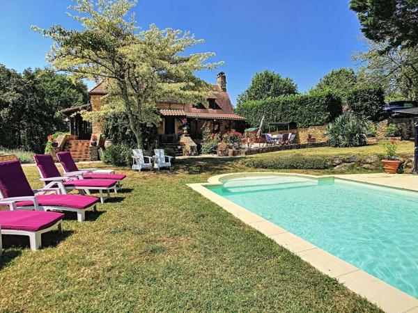Maison ancienne - Belves PROPRIÉTÉ TRADITIONNELLE EN PIERRE CHARMANTE COMPRENANT MAISON PRINCIPALE, MAISON D'HÔTES, UN APPARTEMENT, PISCINE, JARDINS LUXURIANTS ET BELLES VUES SUR LE BOIS SUR 1,25 HA (3 Acres) PF90323
