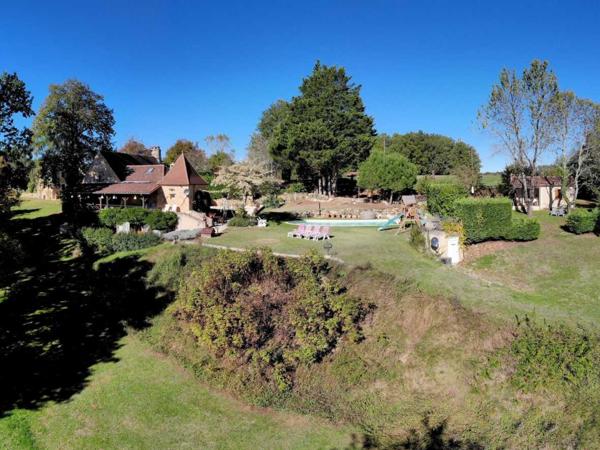 Maison ancienne - Belves PROPRIÉTÉ TRADITIONNELLE EN PIERRE CHARMANTE COMPRENANT MAISON PRINCIPALE, MAISON D'HÔTES, UN APPARTEMENT, PISCINE, JARDINS LUXURIANTS ET BELLES VUES SUR LE BOIS SUR 1,25 HA (3 Acres) PF90323