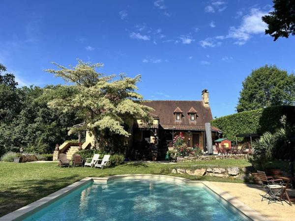 Maison ancienne - Belves PROPRIÉTÉ TRADITIONNELLE EN PIERRE CHARMANTE COMPRENANT MAISON PRINCIPALE, MAISON D'HÔTES, UN APPARTEMENT, PISCINE, JARDINS LUXURIANTS ET BELLES VUES SUR LE BOIS SUR 1,25 HA (3 Acres) PF90323