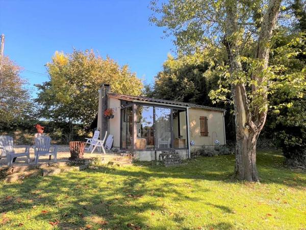 Maison ancienne - Belves PROPRIÉTÉ TRADITIONNELLE EN PIERRE CHARMANTE COMPRENANT MAISON PRINCIPALE, MAISON D'HÔTES, UN APPARTEMENT, PISCINE, JARDINS LUXURIANTS ET BELLES VUES SUR LE BOIS SUR 1,25 HA (3 Acres) PF90323