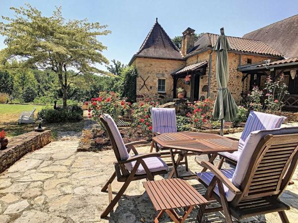 Maison ancienne - Belves PROPRIÉTÉ TRADITIONNELLE EN PIERRE CHARMANTE COMPRENANT MAISON PRINCIPALE, MAISON D'HÔTES, UN APPARTEMENT, PISCINE, JARDINS LUXURIANTS ET BELLES VUES SUR LE BOIS SUR 1,25 HA (3 Acres) PF90323