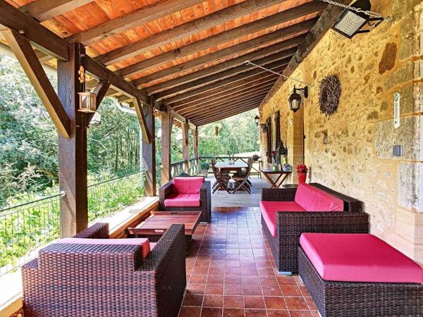 Maison ancienne - Belves PROPRIÉTÉ TRADITIONNELLE EN PIERRE CHARMANTE COMPRENANT MAISON PRINCIPALE, MAISON D'HÔTES, UN APPARTEMENT, PISCINE, JARDINS LUXURIANTS ET BELLES VUES SUR LE BOIS SUR 1,25 HA (3 Acres) PF90323