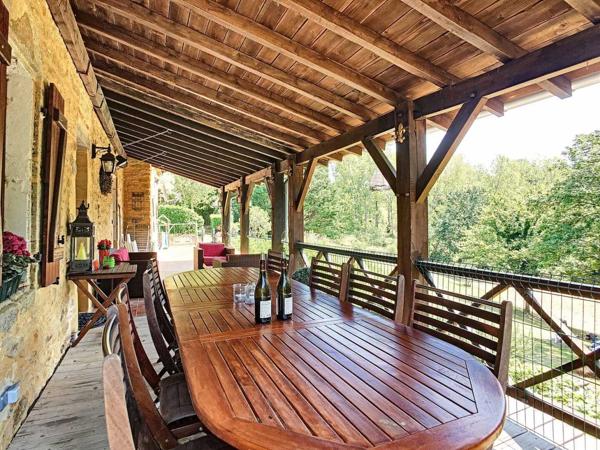 Maison ancienne - Belves PROPRIÉTÉ TRADITIONNELLE EN PIERRE CHARMANTE COMPRENANT MAISON PRINCIPALE, MAISON D'HÔTES, UN APPARTEMENT, PISCINE, JARDINS LUXURIANTS ET BELLES VUES SUR LE BOIS SUR 1,25 HA (3 Acres) PF90323