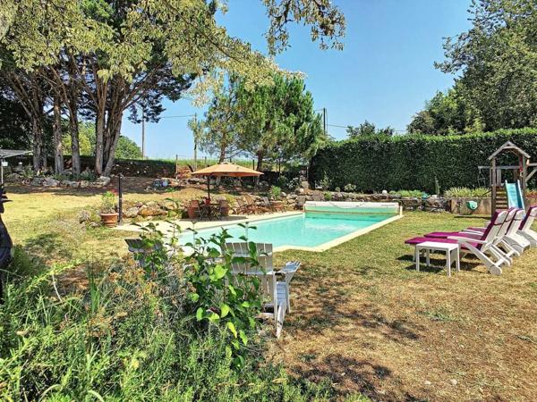 Maison ancienne - Belves PROPRIÉTÉ TRADITIONNELLE EN PIERRE CHARMANTE COMPRENANT MAISON PRINCIPALE, MAISON D'HÔTES, UN APPARTEMENT, PISCINE, JARDINS LUXURIANTS ET BELLES VUES SUR LE BOIS SUR 1,25 HA (3 Acres) PF90323