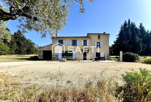 Corps de ferme au milieu des vignes