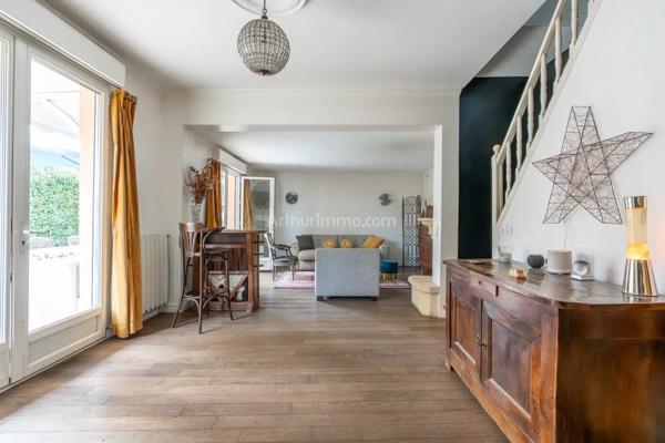 Vente                                                      Maison
                        
                     5 pièces                      104 m2                     à Neuilly-Plaisance