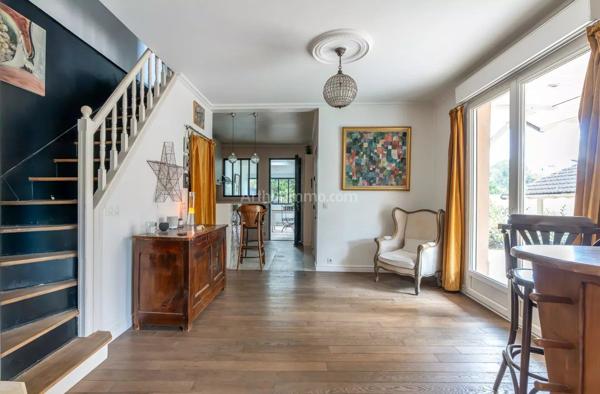 Vente                                                      Maison
                        
                     5 pièces                      104 m2                     à Neuilly-Plaisance