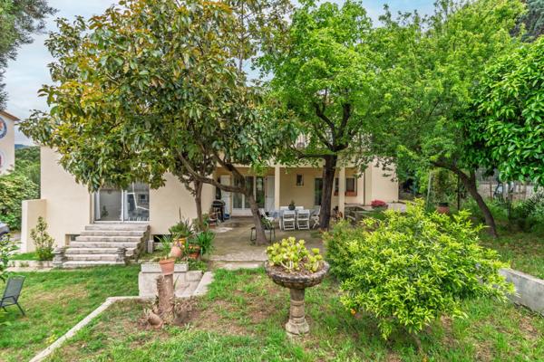 Exclusivité Cannes La Frayère:  Maison de 172 m2 offrant de nombreuses possibilités, sur joli jardin de 490 m2