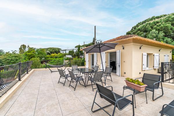 Exclusivité Cannes La Frayère:  Maison de 172 m2 offrant de nombreuses possibilités, sur joli jardin de 490 m2