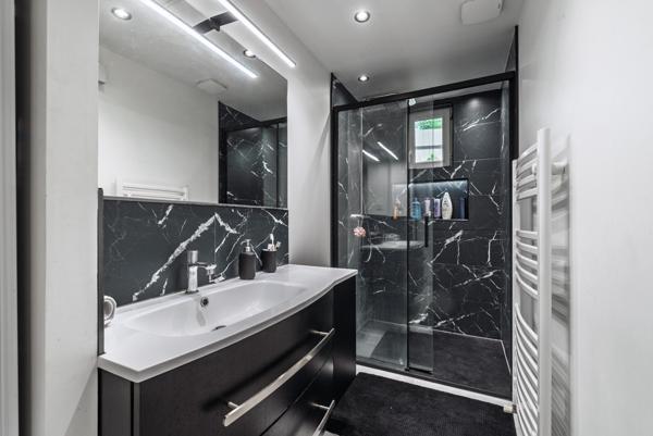 Exclusivité Cannes La Frayère:  Maison de 172 m2 offrant de nombreuses possibilités, sur joli jardin de 490 m2