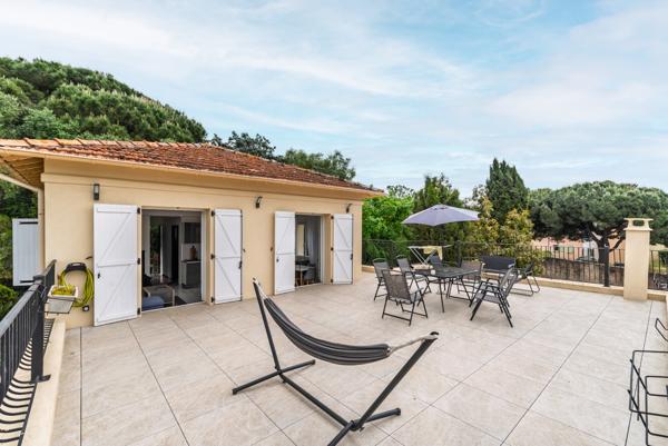 Exclusivité Cannes La Frayère:  Maison de 172 m2 offrant de nombreuses possibilités, sur joli jardin de 490 m2