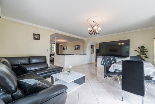 Exclusivité Cannes La Frayère:  Maison de 172 m2 offrant de nombreuses possibilités, sur joli jardin de 490 m2