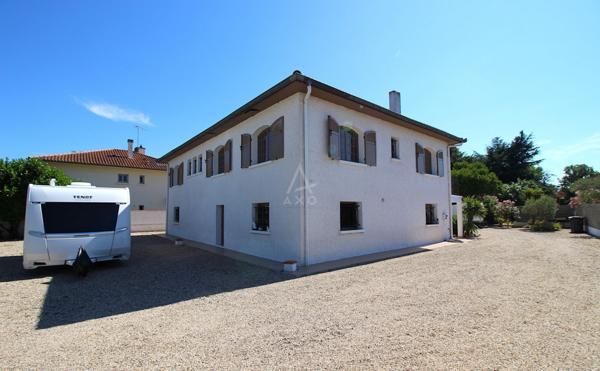 ELEGANTE MAISON AVEC POTENTIEL TRES INTERESSANT.-POSSIBILITE ENTREPRIS- à CASTELSARRASIN