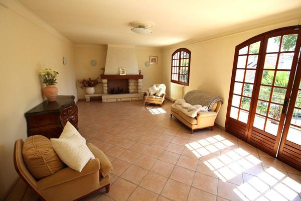 ELEGANTE MAISON AVEC POTENTIEL TRES INTERESSANT.-POSSIBILITE ENTREPRIS- à CASTELSARRASIN