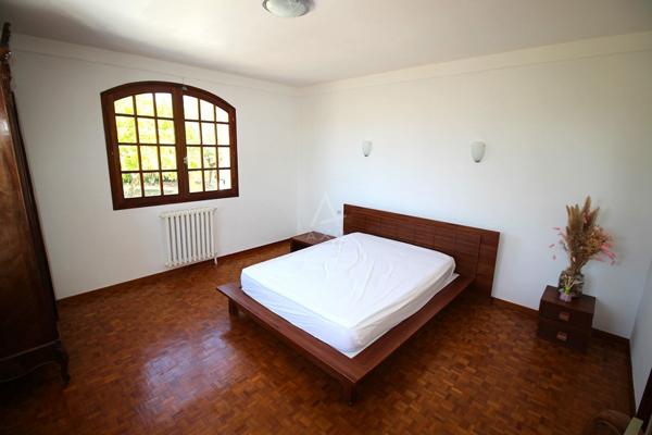 ELEGANTE MAISON AVEC POTENTIEL TRES INTERESSANT.-POSSIBILITE ENTREPRIS- à CASTELSARRASIN