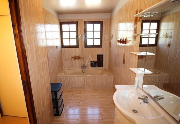 ELEGANTE MAISON AVEC POTENTIEL TRES INTERESSANT.-POSSIBILITE ENTREPRIS- à CASTELSARRASIN