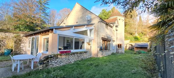 A vendre à Saint - Hilaire à 10 minutes de la gare d'Etampes - Un écrin de douceur entre charme & sérénité et son jardin 200 m² et deux places de stationnement.