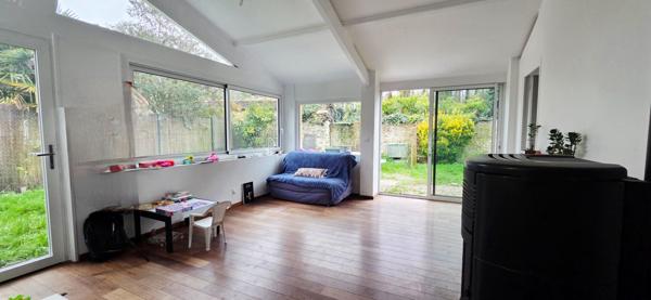 A vendre à Saint - Hilaire à 10 minutes de la gare d'Etampes - Un écrin de douceur entre charme & sérénité et son jardin 200 m² et deux places de stationnement.