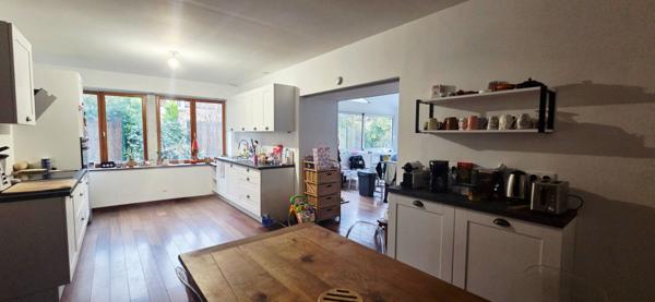 A vendre à Saint - Hilaire à 10 minutes de la gare d'Etampes - Un écrin de douceur entre charme & sérénité et son jardin 200 m² et deux places de stationnement.