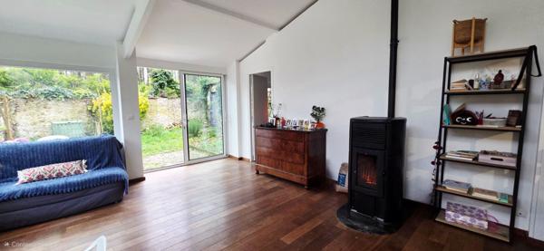 A vendre à Saint - Hilaire à 10 minutes de la gare d'Etampes - Un écrin de douceur entre charme & sérénité et son jardin 200 m² et deux places de stationnement.