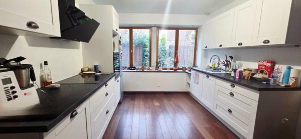 A vendre à Saint - Hilaire à 10 minutes de la gare d'Etampes - Un écrin de douceur entre charme & sérénité et son jardin 200 m² et deux places de stationnement.