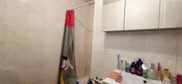 A vendre à Saint - Hilaire à 10 minutes de la gare d'Etampes - Un écrin de douceur entre charme & sérénité et son jardin 200 m² et deux places de stationnement.