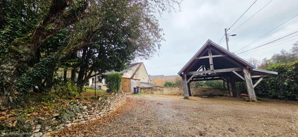 A vendre à Saint - Hilaire à 10 minutes de la gare d'Etampes - Un écrin de douceur entre charme & sérénité et son jardin 200 m² et deux places de stationnement.