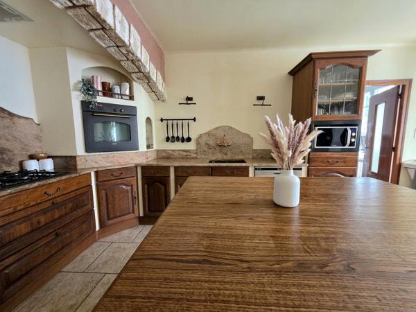 À 2 pas du Vidourle : ancienne école rénovée avec 4 chambres, garage et potentiel locatif