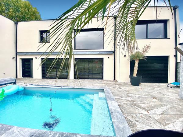 Maison
         7 pièces
        - 220 m² 425 000 € *