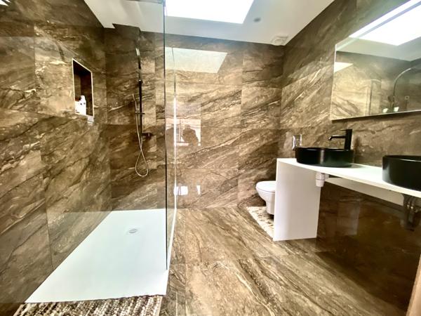 Maison
         7 pièces
        - 220 m² 425 000 € *